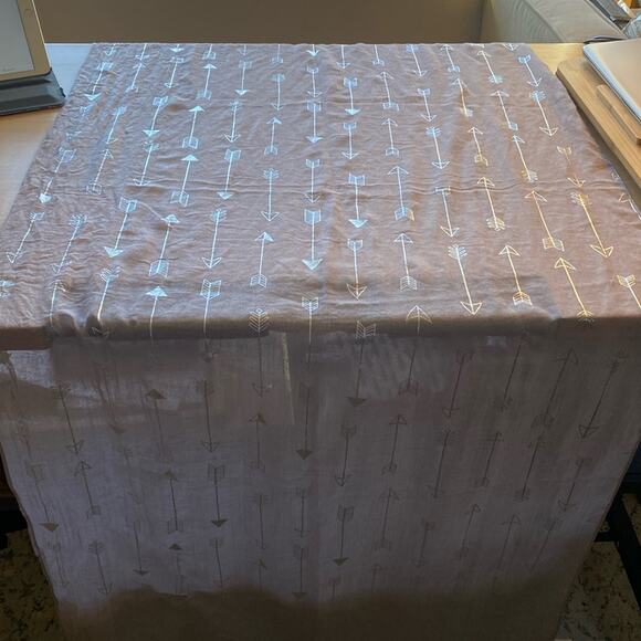 Lt grey scarf with silver foil arrow design - Picture 1 of 4
